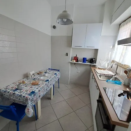 Apartment Torre Spaccata For 6 With Parking Rome